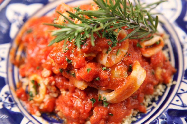 Savory Delights: Squid with Tomato Sauce and Rosemary – A Flavorful Recipe to Savor!