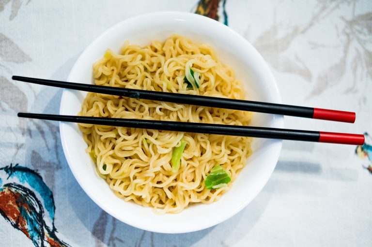 Whip Up a Quick and Delicious Meal with Instant Noodles!