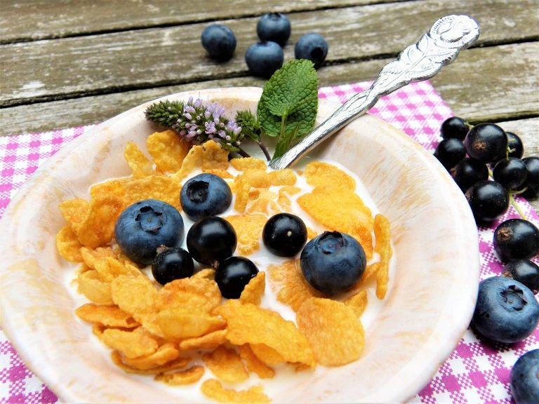 Corn Flakes and Berry Delight – A Perfect Breakfast Recipe!